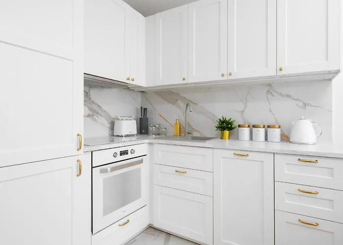 Glam & Modern By Cooee Apartments